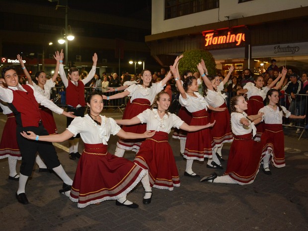 Desfile teve músicas e danças alemãs com participantes em trajes típicos  (Foto: Oktoberfest/Divulgação)