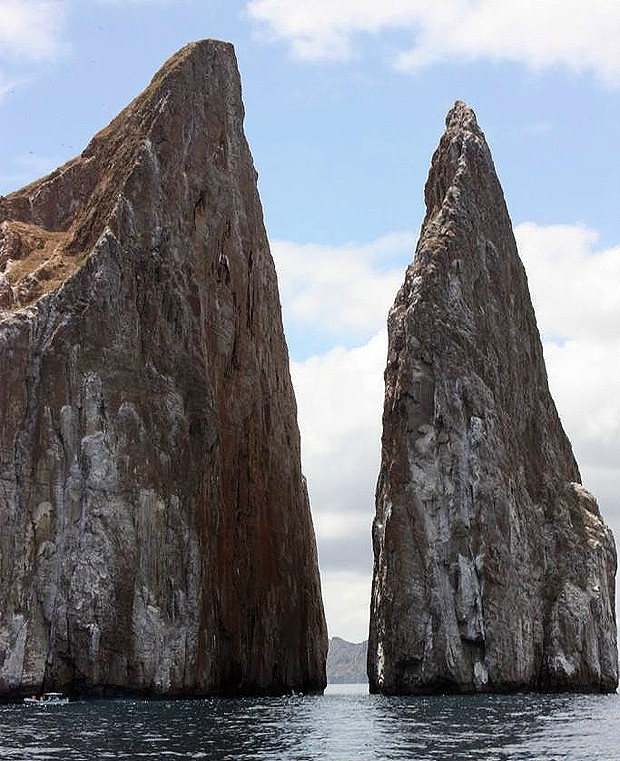 A rocha Kicker, no Equador, também é conhecida como “leão adormecido”. Está localizada nas ilhas Galápagos e tem 152 metros de altura (Foto: Divulgação)