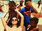Thaila Ayala, de biquíni, brinca com crianças em praia na Bahia