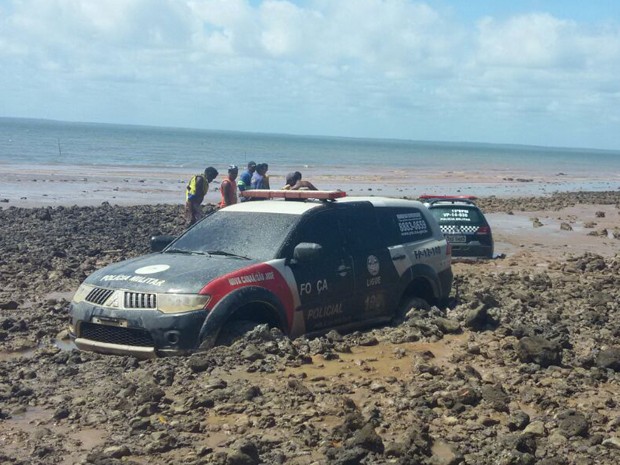 Duas viaturas da PM ficam atoladas na praia de Panaquatira (Foto: Divulgação / RedesSociais) Duas viaturas da PM ficam atoladas na praia de Panaquatira (Foto: Divulgação / RedesSociais)