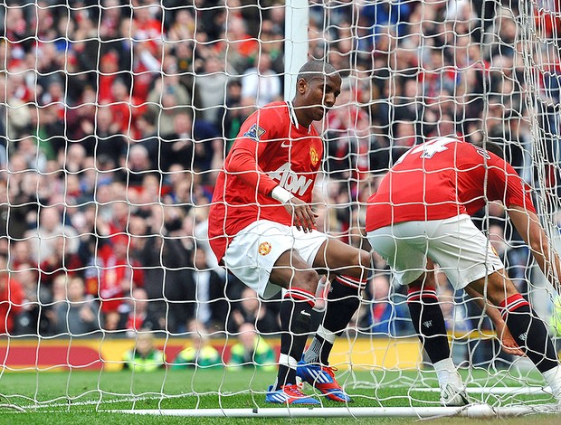 Javier Hernandez pega a bola no gol na partida do Manchester United contra o Swansea City (Foto: AFP)