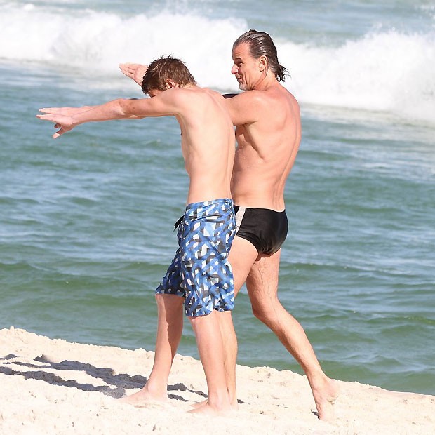 Marcello Novaes curte aniversário em praia na companhia do filho Quem