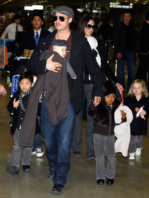 O ator Brad Pitt, a atriz Angelina Jolie e alguns de seus filhos (Foto: Getty Images)