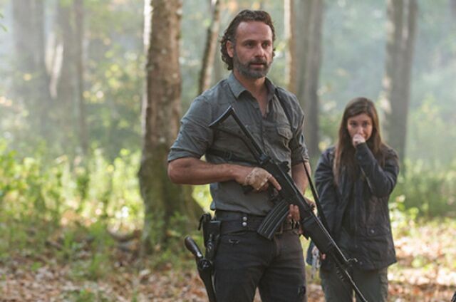 Rick (Andrew Lincoln) e Enid (Katelyn Nacon) em cena de 'The walking dead' (Foto: Gene Page/AMC)