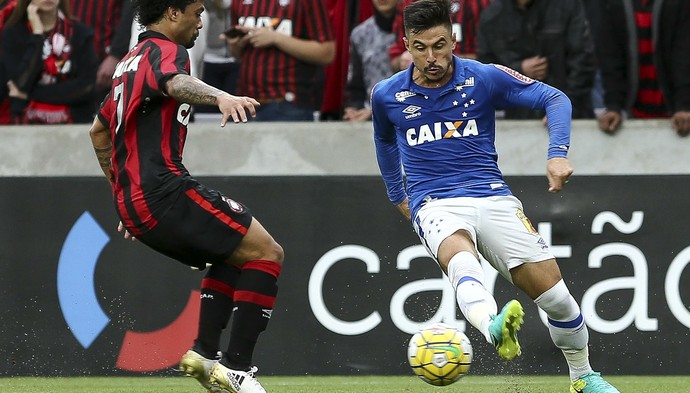 Willian disputa bola com Otávio; Atlético-PR x Cruzeiro (Foto: Geraldo Bubniak/Light Press)