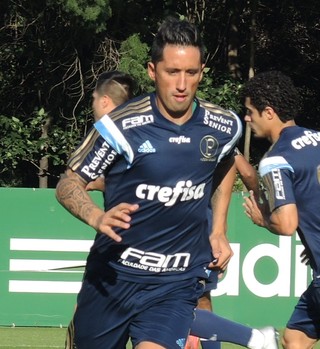 Barrios aparece no campo e finaliza bem em treinamento de dois toques