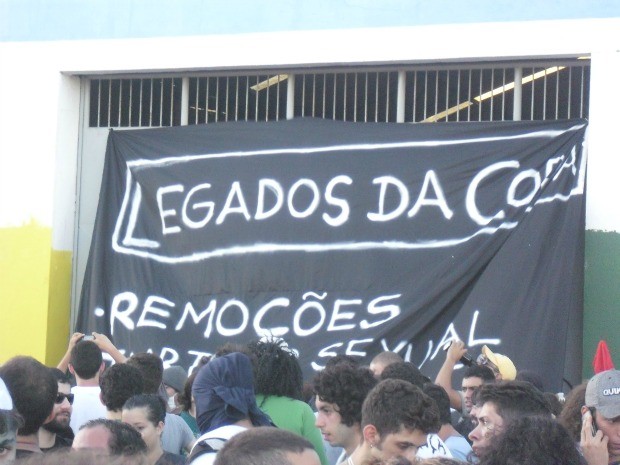 Manifestantes reclamam de altos gastos com obras da Copa do Mundo (Foto: TV Verdes Mares/Reprodução)