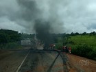Integrantes do MST bloqueiam rodovias durante protesto em Goiás
