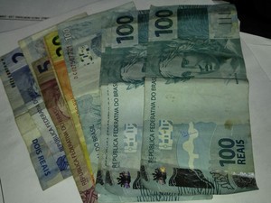 Dinheiro roubado pela suspeita foi entregue para a Polícia Civil (Foto: Divulgação/Polícia Civil)