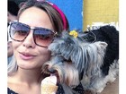 Que calor! Geisy Arruda leva cão para 25 de Março e o refresca com sorvete