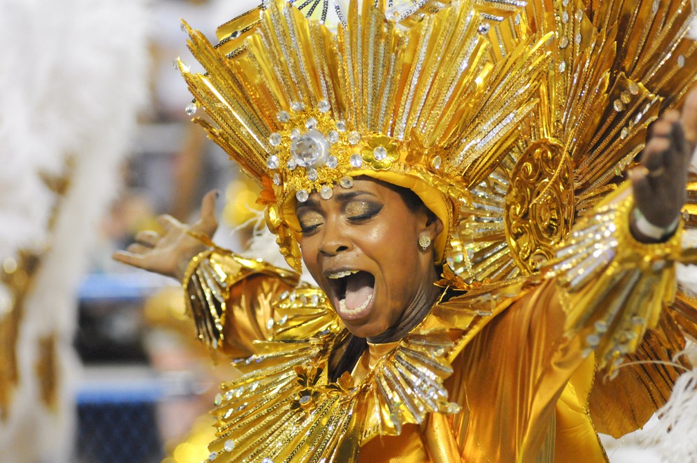 Componente da Portela canta o samba da escola (Foto: Alexandre Durão / G1)