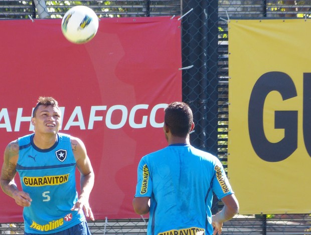 Fábio Ferreira, zagueiro do Botafogo, no treino na manhã desta sexta-feira em General Severiano (Foto: Vicente Seda / Globoesporte.com)