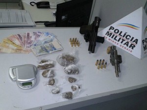 Apreensão Menores Divinópolis Moto Roubada (Foto: Polícia Militar/Divulgação)