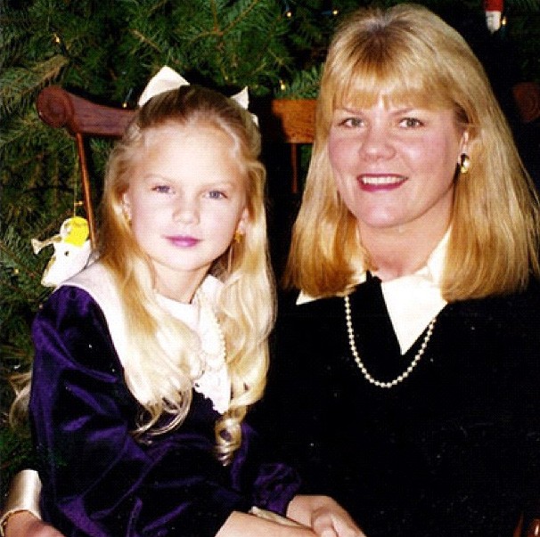 Taylor Swift e a mãe Andrea Finlay (Foto: Instagram)