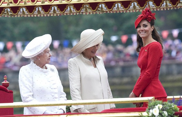 Duquesa de Cambridge, Kate Middleton participa com os príncipes Harry (esq.) e William (dir.) das comemorações do jubileu de diamante da rainha Elizabeth II. O barco real será acompanhado por mais de 1.000 embarcações cruzando o rio Tâmisa.  (Foto: AP Photo/Dylan Martinez, Pool)