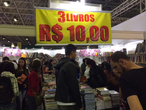 Estande com três livros a R$ 10 chama a atenção dos comsumidores. (Foto: Cristina Boeckel/ G1)