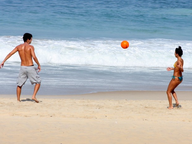 Júlia Oristanio na praia de Ipanema, RJ (Foto: JC Pereira/Foto Rio News)