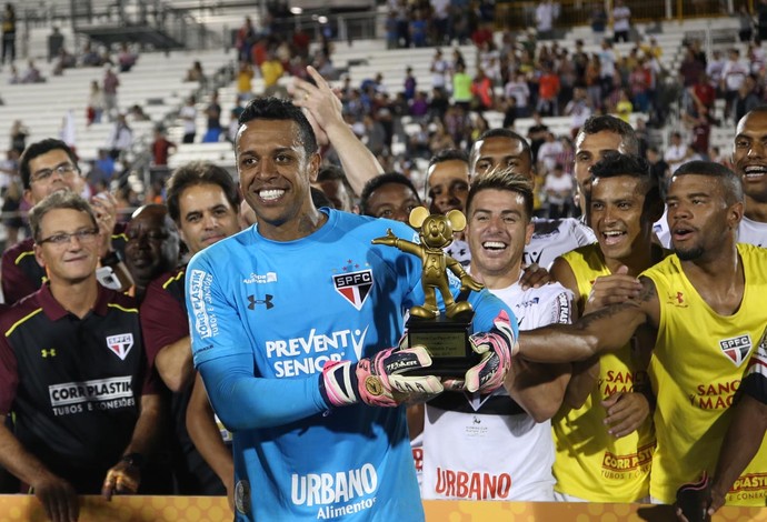 Sidão, goleiro do São Paulo, recebe troféu de melhor jogador (Foto: Rubens Chiri / saopaulofc.net)