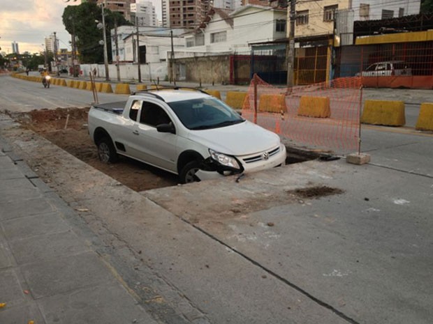 Troca de placas na Avenida Norte formou buracos, onde o carro caiu (Foto: Kety Marinho/TV Globo)