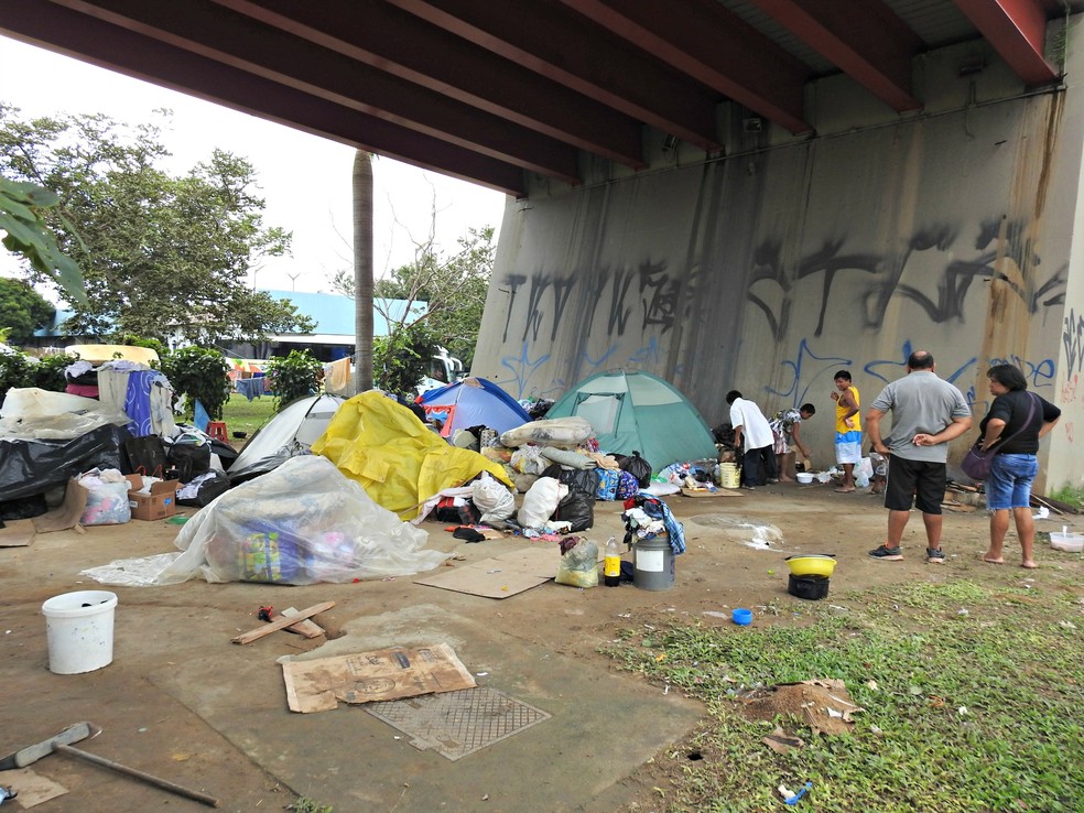 Venezuelanos estão acampados em barracas em baixo de viaduto na Zona Centro-Sul de Manaus (Foto: Adneison Severiano/G1 AM)