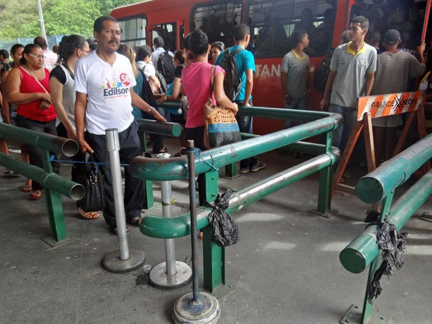 Fila para entrar no ônibus da linha Barro-Macaxeira é improvisada devido à falta de estrutura no Terminal da Macaxeira, Recife (Foto: Penélope Araújo/G1)