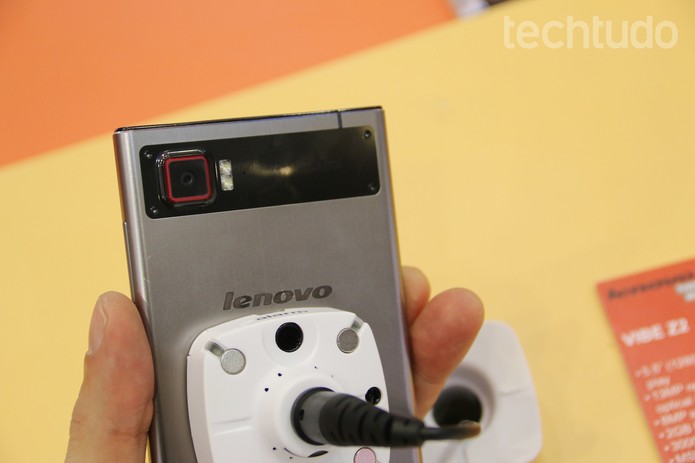Vibe Z2 da Lenovo é voltado para selfies, com uma câmera frontal de 8 megapixels (Foto: Fabrício Vitorino/TechTudo) Vibe Z2 da Lenovo é voltado para selfies, com uma câmera frontal de 8 megapixels (Foto: Fabrício Vitorino/TechTudo)