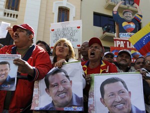 Apoiadores do presidente Hugo Chávez se concentraram neste sábado (5) em frente à Assembleia Nacional em Caracas para manifestar apoio à melhora na saúde do mandatário, que segue em Cuba para tratamento. Muitas pessoas se emocionaram. (Foto: Carlos Garcia Rawlins/Reuters)