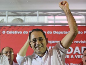 O deputado federal João Paulo Cunha, em ato de apoio contra condenação no mensalão, em Osasco (Foto: Alex Silva/Estadão Conteúdo)