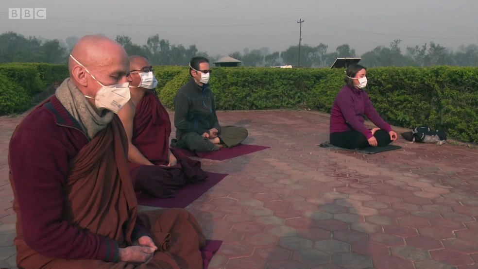 Monges têm de usar máscara para rezar e visitantes reclamam da dificuldade para respirar (Foto: BBC)