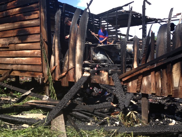 Doméstica pedeu tudo em incêndio (Foto: Lorena Kubota/G1)