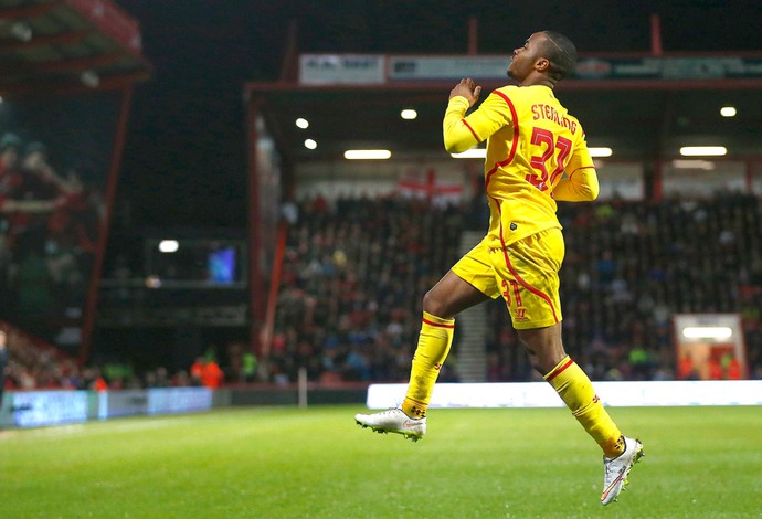 Sterling Comemora gol do Liverpool contra o Bournemouth (Foto: Agência Reutes)