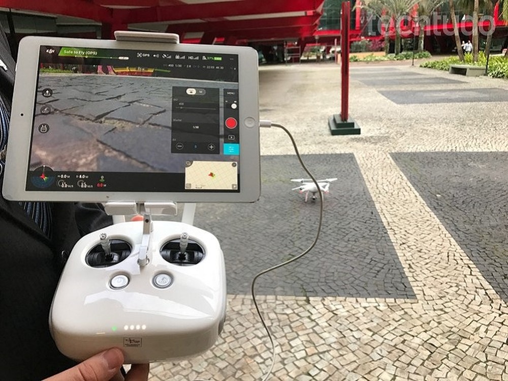 Aplicativo DJI Go, conectado ao controle remoto dos drones, permite configurar voos, câmera e ver imagens do alto ao vivo (Foto: (Foto: Anna Kellen Bull/TechTudo))
