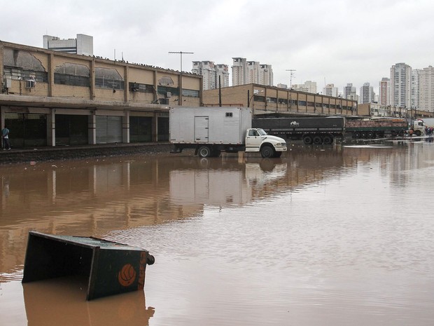 Chuva causa alagamento no Ceagesp (Companhia de Entrepostos e Armazéns de São Paulo), na zona oeste de São Paulo, SP, na manhã desta sexta-feira (11) (Foto: Edno Luan/Futura Press/Estadão Conteúdo) Chuva causa alagamento no Ceagesp (Companhia de Entrepostos e Armazéns de São Paulo), na zona oeste de São Paulo, SP, na manhã desta sexta-feira (11) (Foto: Edno Luan/Futura Press/Estadão Conteúdo)