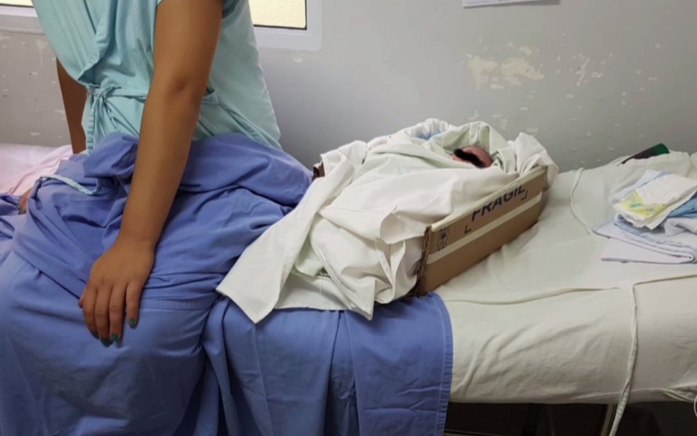 Bebês foram colocados em caixas de papelão por falta de berços em maternidade (Foto: Reprodução/TV Anhanguera)
