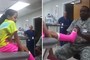 Médico vira hit ao instruir paciente com rap (Reprodução/YouTube/Amanda Lehr)