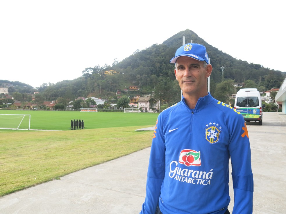 Carlos Amadeu é técnico da Seleção sub-17, mas, desde a demissão de Micale, está no comando da sub-20 (Foto: Felipe Schmidt)