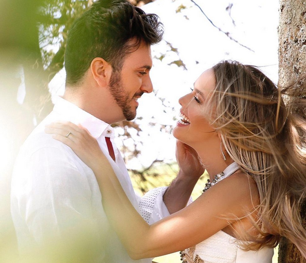 Thaeme em foto espontânea com o marido, Fábio Elias (Foto: Arquivo Pessoal)