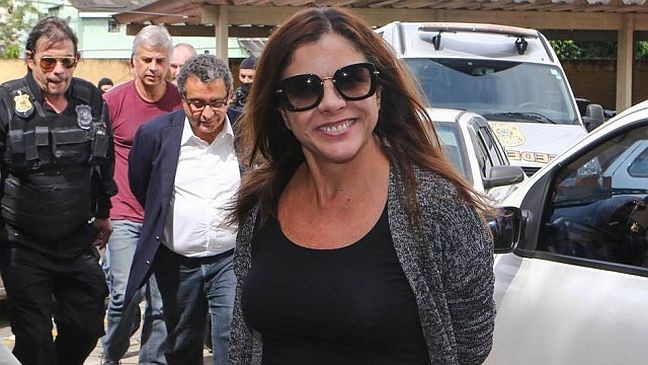 Mônica Moura, mulher do marqueteiro João Santana, sorri na entrada do Instituto Médico Legal em Curitiba (Foto: Geraldo Bubniak / Agência O Globo)