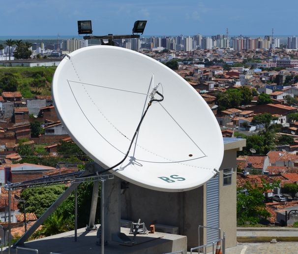 foto da antena que fica na geradora, em Aracaju, na sede da TV Sergipe, e vai enviar áudio e vídeo para o satélite (Foto: TV Sergipe/ Divulgação)