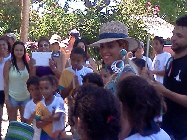 Beyoncé se diverte com crianças em Trancoso (Foto: Janaína Silva / Arquivo Pessoal)