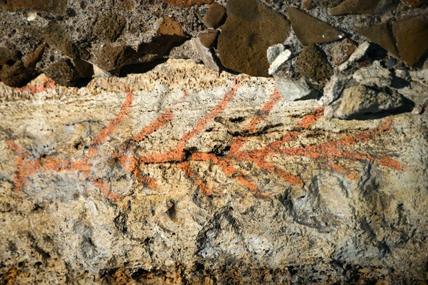 Afresco na cor vermelha descoberto no Coliseu (Foto: Gabriel Bouys/AFP)