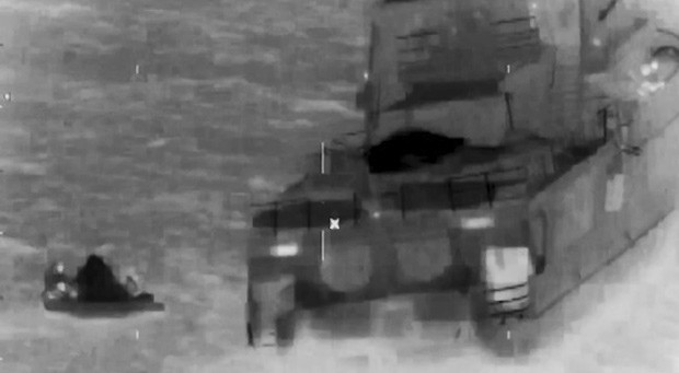 Guarda Costeira americana gravou o resgate do iate Serena III, com 13 brasileiros a bordo (Foto: Reprodução/US Coast Guard/Youtube)