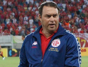 Roberto Fernandes - técnico do América-RN (Foto: Augusto Gomes/GloboEsporte.com)
