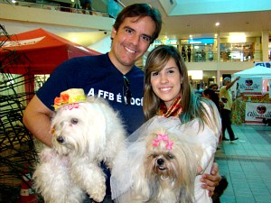 Fernando e Juliana Viana e as cadelas Channel e Nina (Foto: Narriman Coelho/Arquivo Pessoal)