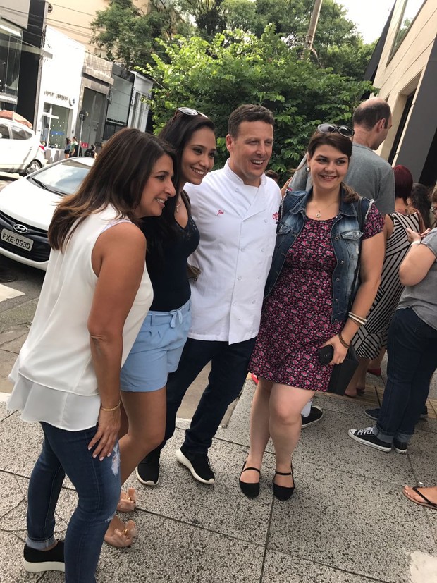 EGO Grace e Joe Faugno posam com fãs em abertura de loja de Buddy