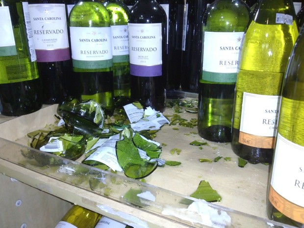 Tiro acertou algumas garrafas de vinho (Foto: Samuel Nunes)