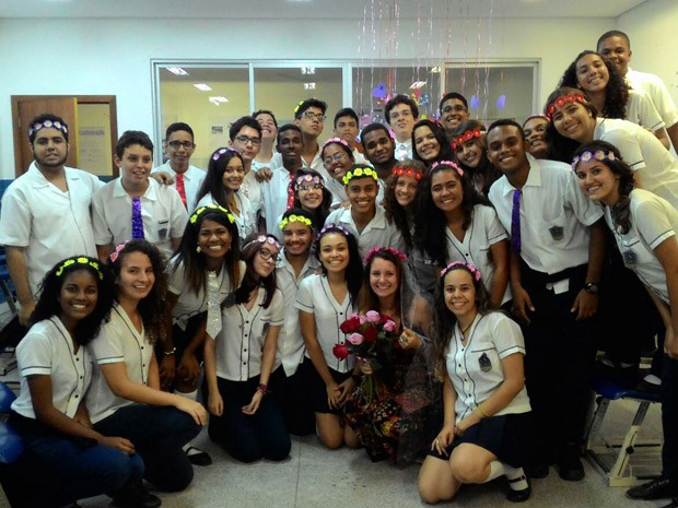Foto da turma do Pedro II após o 'casamento' com professora (Foto: Arquivo pessoal)