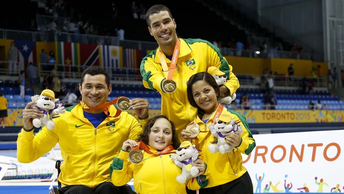Revezamento 4x50m livre misto foi um dos ouros do Brasil no domingo (Foto: Washington Alves/Mpix/CPB)