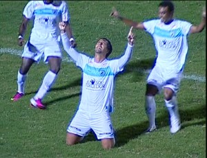 Dirceu comemora o gol do Londrina contra o Operário-PR (Foto: reprodução RPCTV)