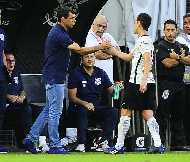 Carille comemora vaga e ironiza dúvidas sobre Timão: 